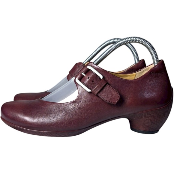 ECCO Womens Mary Jane Pumps Size 7.5 Comfort Red Block Heel Buckle Strap Classic - Picture 1 of 8